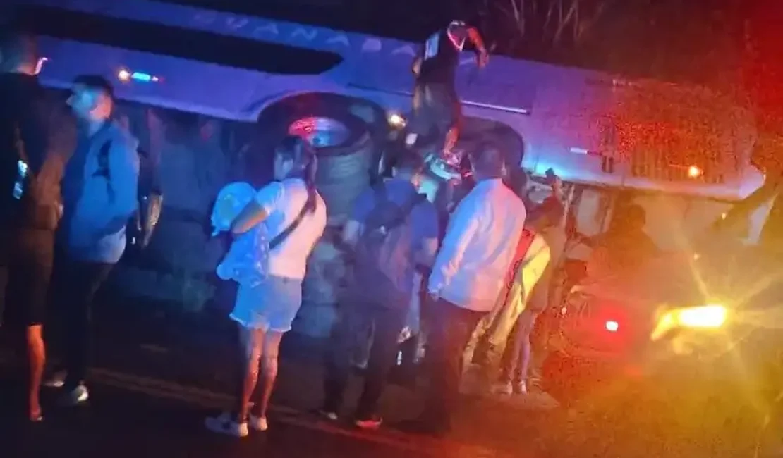 Ônibus interestadual com cerca de 20 passageiros tomba em Palmeira dos Índios