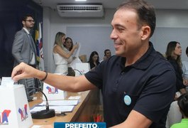 Prefeito de Major Izidoro é acusado de abandono de cargo após viagem internacional e caso vai parar na Justiça