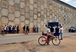 Motocicleta vai parar embaixo de caminhão após colisão frontal no interior do estado
