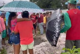 Grande número de pessoas acompanha velório e enterro do bebê que morreu atropelado em Piaçabuçu