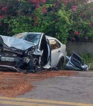 Quatro pessoas ficam gravemente feridas em colisão entre van e carro no Agreste de Alagoas