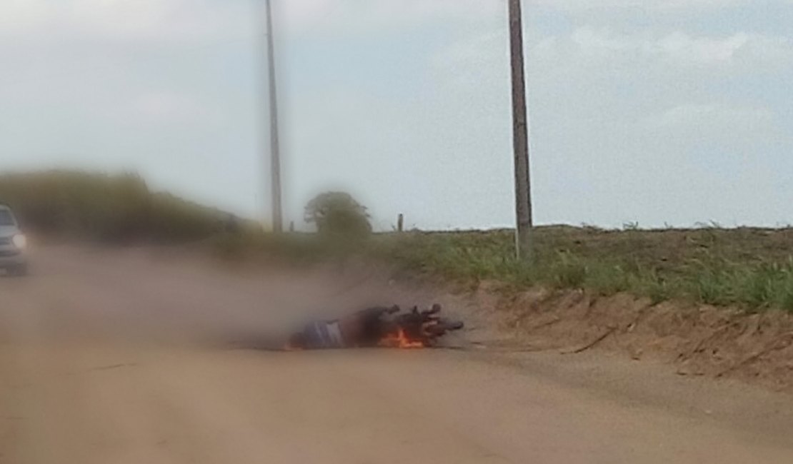 Motociclista morre eletrocutado após queda de fio de alta tensão em Penedo