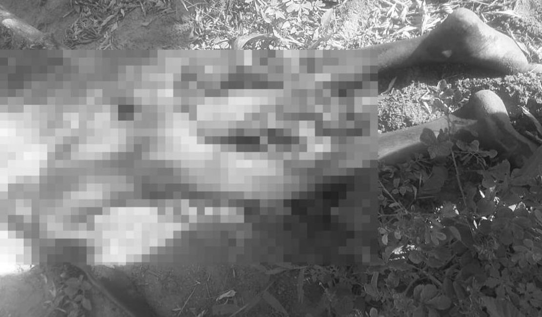 Jovem de 18 anos é morto com golpes de arma branca e corpo é encontrado por populares, em Boca da Mata