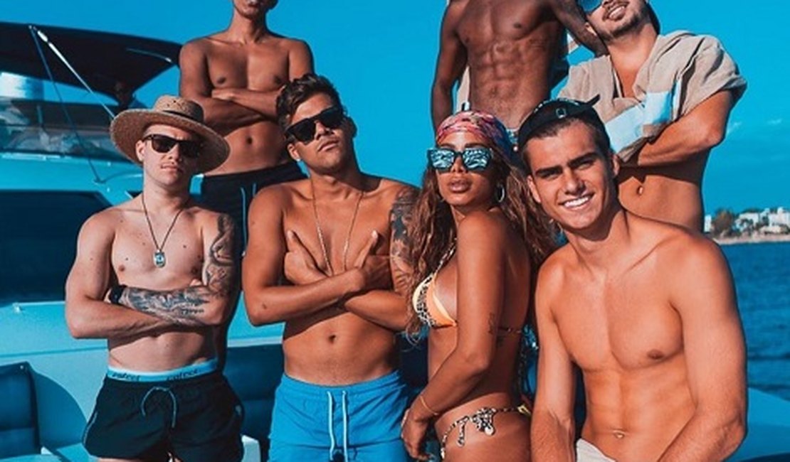 Blogueirinha alfineta sobre barriga de Anitta: “O que houve?”