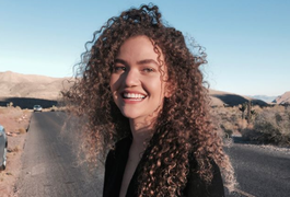 Vitória Falcão, do Anavitória, surpreende internautas com cabelão liso