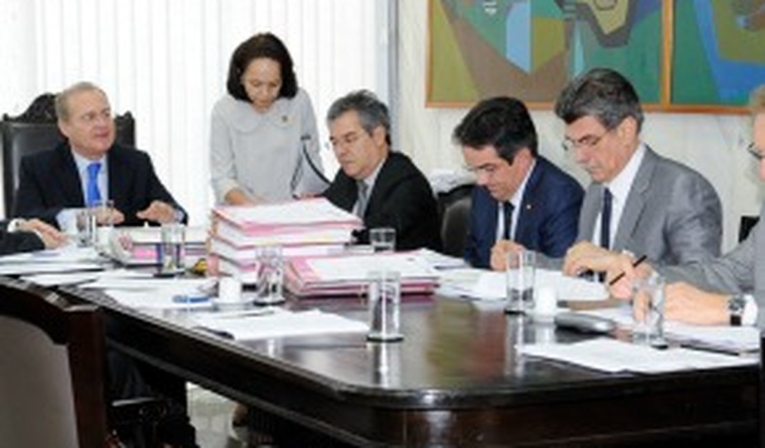 Salários acima do teto no Senado terão redução na folha deste mês