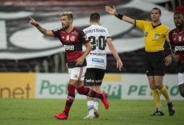 Flamengo volta a jogar bem, vence o Coritiba e dorme na liderança do Brasileirão