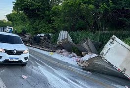 Caminhão bate de frente com Kombi e oito pessoas morrem no interior de Pernambuco