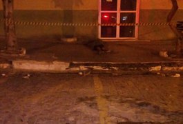 Morador de rua é assassinado na frente do quartel da PM, em Maceió