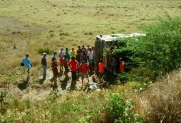 Ônibus com romeiros de AL cai em ribanceira e deixa mais de 20 feridos em PE