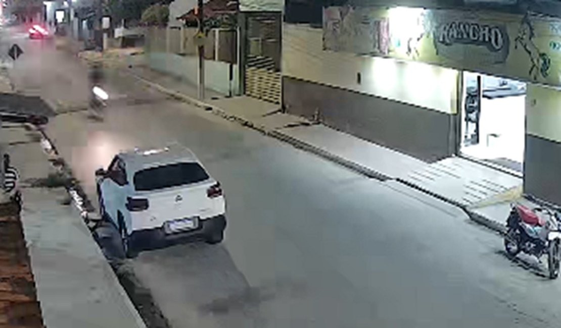 Motociclista sofre acidente ao passar em alta velocidade por quebra-molas em Arapiraca