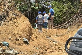 Cadáver com marca de tiro na cabeça é encontrado em terreno baldio em Maceió