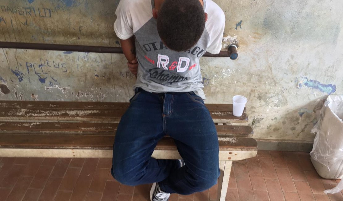 Populares impedem suspeito armado de roubar celular, em Arapiraca