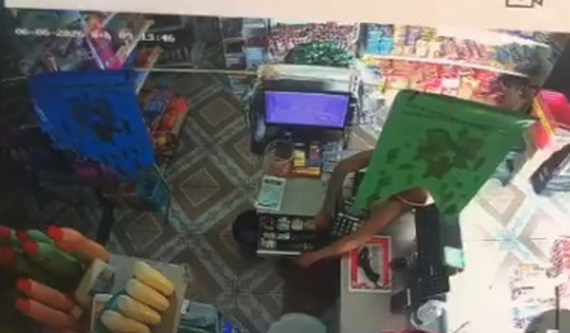 Mulher é flagrada por câmera de segurança furtando dinheiro de mercadinho em Arapiraca