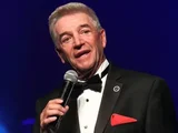 Morre Tom Dreesen, comediante e amigo de Frank Sinatra, aos 86 anos