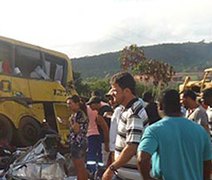 Acidente com ônibus, carreta e trator deixa 14 mortos na Bahia, diz PRF