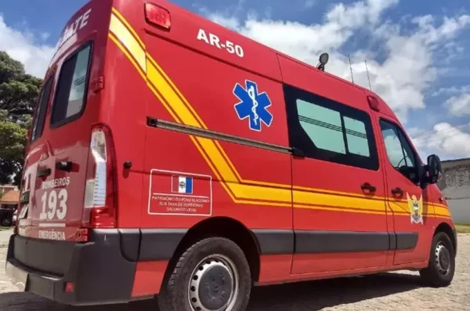 Homem recebe atendimento após colisão entre carro e moto no bairro Eldorado