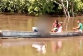 Sem ponte, pai atravessa rio de canoa para levar corpo do filho de 3 anos ao IML