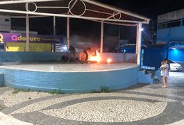 Carroceiro ateia fogo em moradores de rua que dormiam em coreto de Delmiro Gouveia