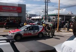 Abordagem policial em ônibus apreende revólver, adolecente e prisão de três homens, em AL