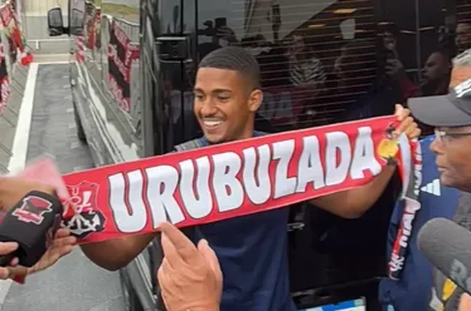 Samuel Lino chega ao Rio para assinar com o Flamengo