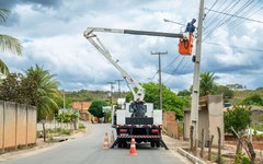 Prefeitura de Traipu realiza troca de lâmpadas comuns por LED no Povoado Olho D’Água do Campo