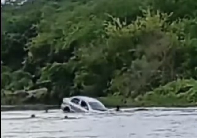 Veículo é arrastado por correnteza após tentativa de travessia em Santana do Ipanema