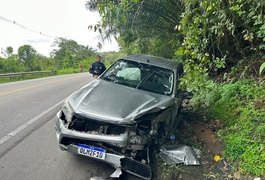 Motoristas ficam feridos em batida entre dois carros na BR-316, em Satuba