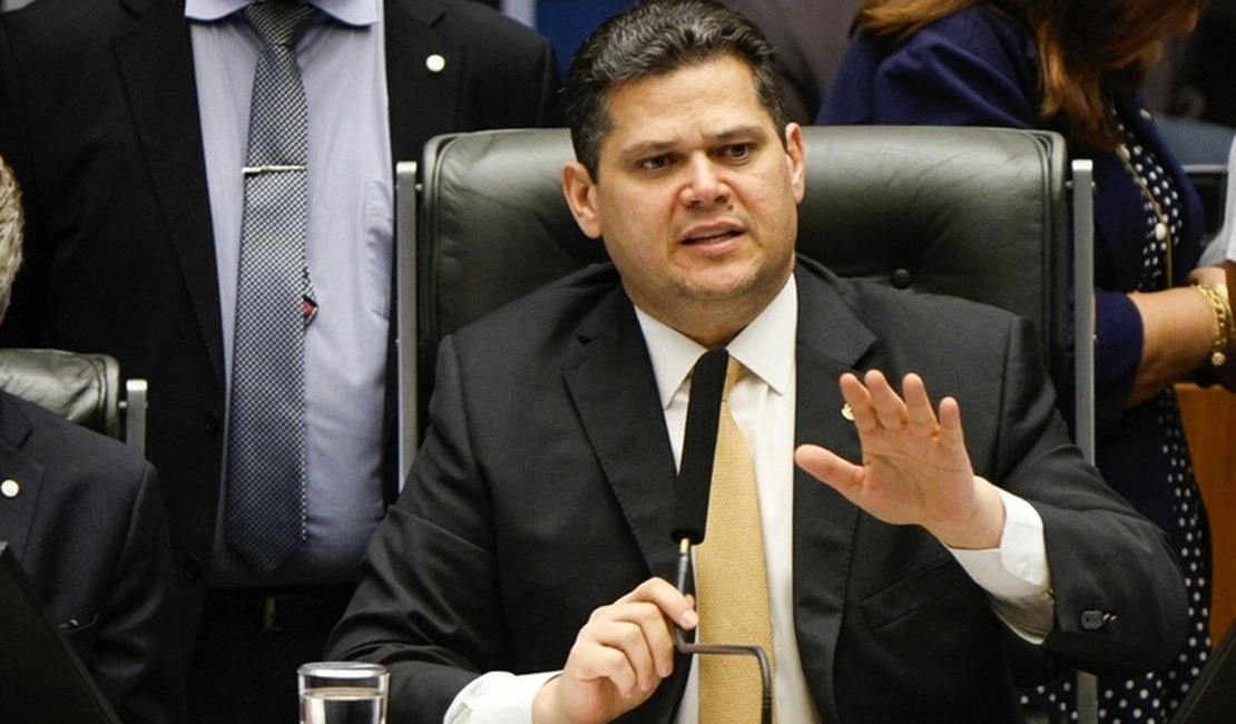 Presidente do Senado sai em defesa de Moraes e cita R$ 130 milhões de 'Dark Horse'