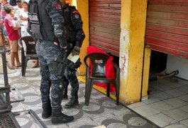 Homem é morto a tiros dentro de estabelecimento comercial no bairro Baixa Grande, em Arapiraca