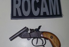 Polícia apreende arma de fogo e jovem é conduzido à delegacia, em Arapiraca