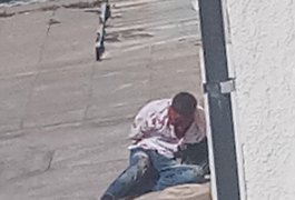 Suspeito de roubo de moto é espancado pela população, em Maceió