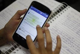 Aluno processa professor por celular retirado em sala de aula e perde