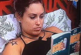 'BBB 18': internautas criticam Jéssica por ler livro de cabeça para baixo
