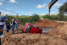Após faltar freio, carro capota no trecho em obras da ponte de Feira Grande