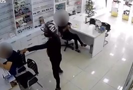 Câmeras registram suspeito de assalto a ótica no Centro de Arapiraca; Polícia já investiga