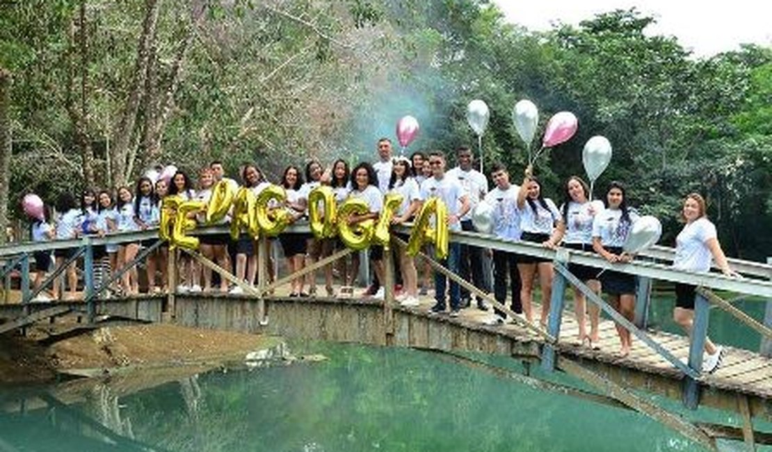 Vídeo: Ponte desaba durante fotos de formatura em Rondônia