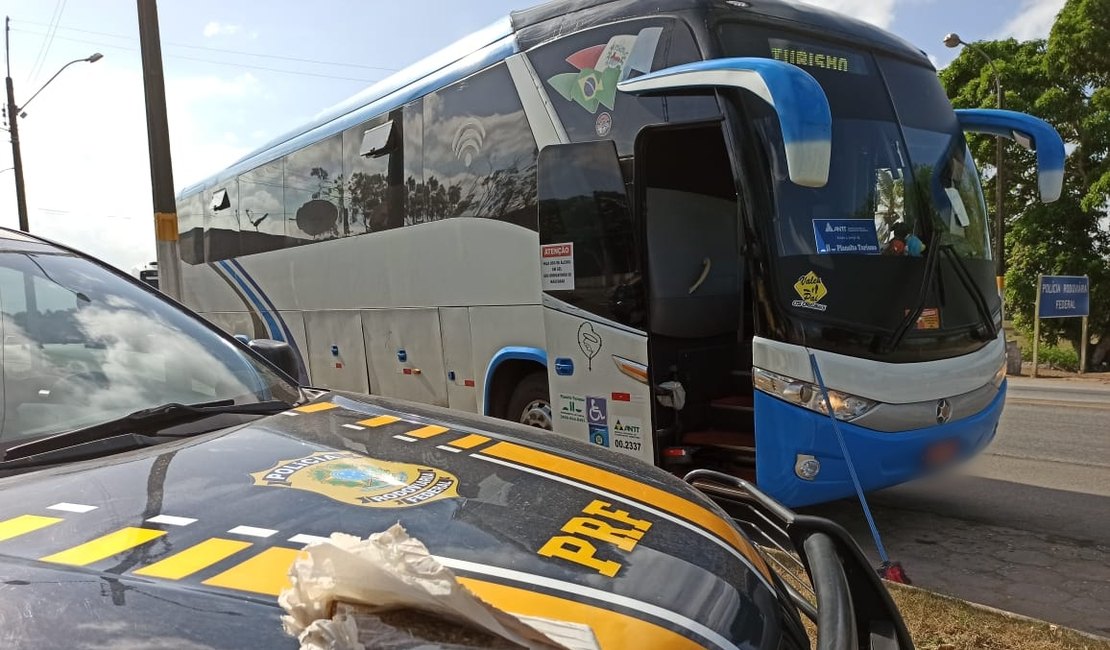 Passageiro de ônibus clandestino é preso ao tentar jogar drogas em sanitário, no Agreste