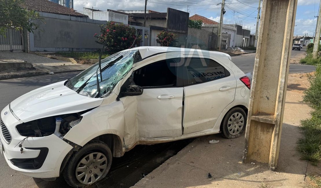 Condutor perde controle de carro e colide com poste em Arapiraca