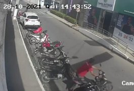 Câmera de segurança flagra furto de ciclomotor no Centro de Arapiraca