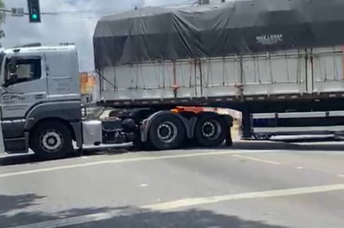 Carreta quebra e causa grande congestionamento na parte alta de Maceió