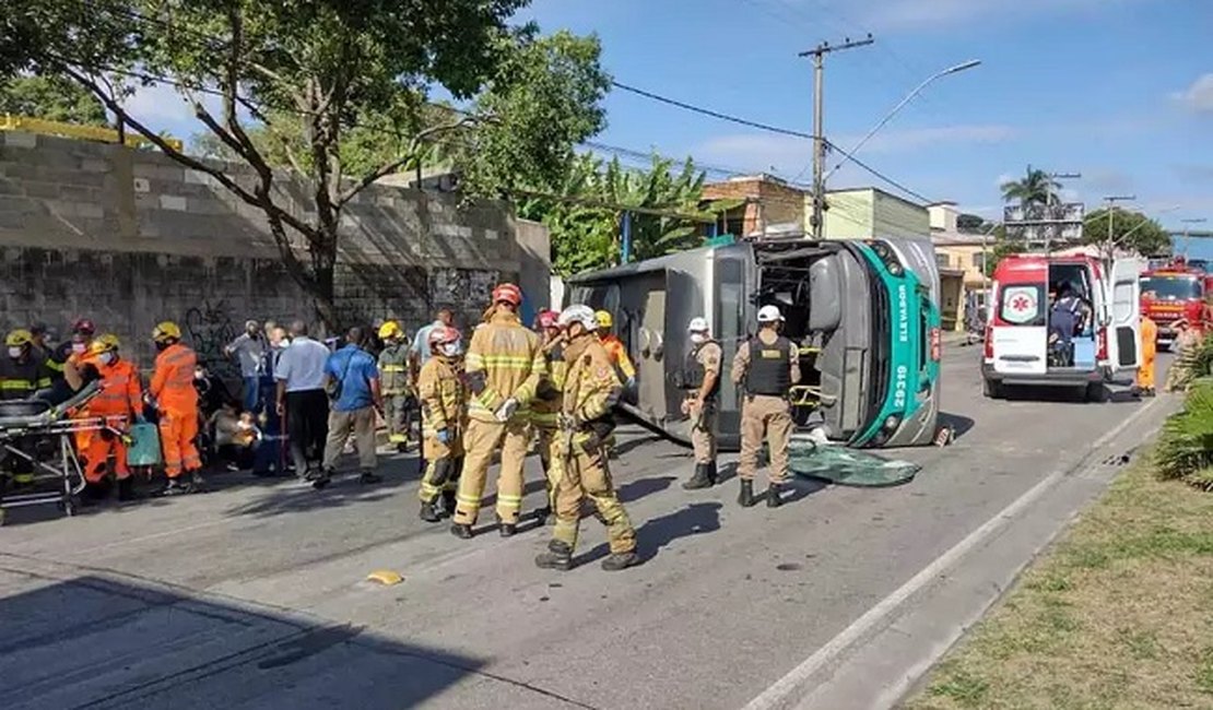 Ônibus que tombou tinha mais de 90 passageiros: 29 ficaram feridos