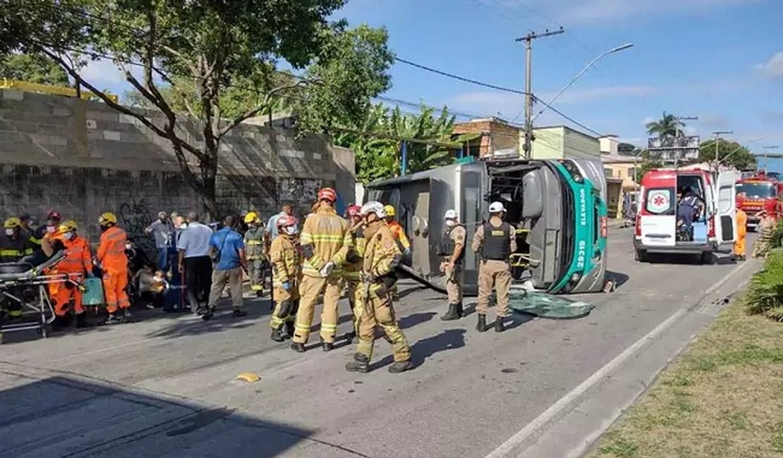 Ônibus que tombou tinha mais de 90 passageiros: 29 ficaram feridos