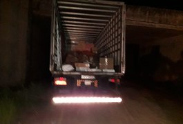 Polícia recupera caminhão abandonado às margens de rodovia, em AL