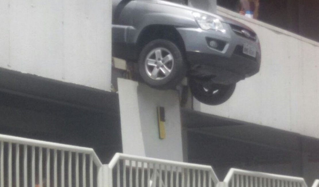 Condutor perde controle e carro fica 'pendurado' no estacionamento, em Maceió