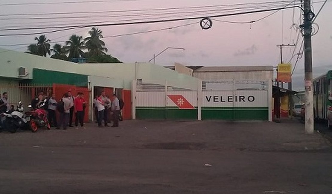 Em protesto pela falta de pagamento de salários, funcionários da Veleiro param atividades