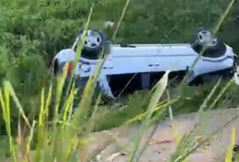Motorista perde controle de carro e despenca de ponte em rodovia alagoana