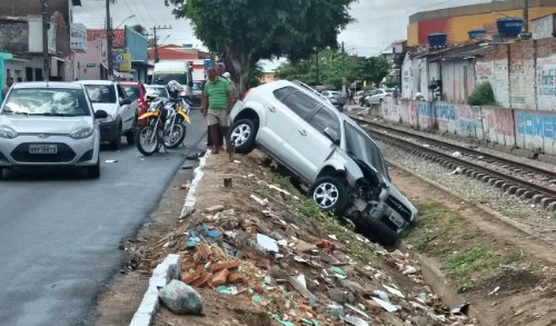 Motorista perde controle, colide veículo e cai em linha férrea, em Arapiraca