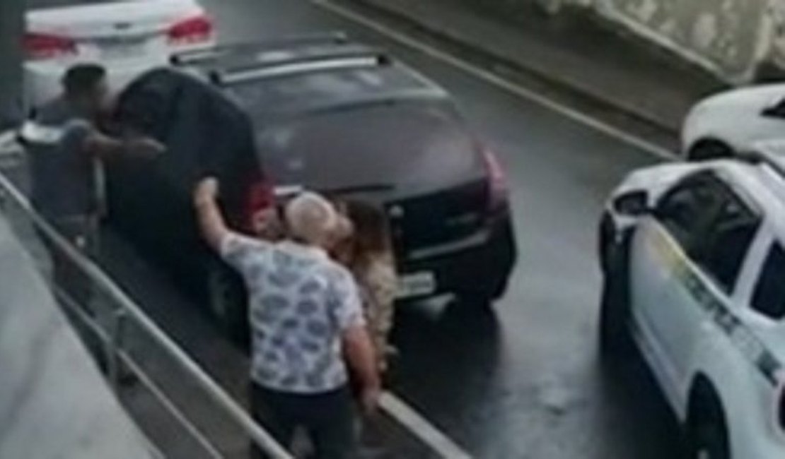 VÍDEO: Após ser chamado de 'corno' na frente da esposa, homem pega arma para dar tiro, na Bahia