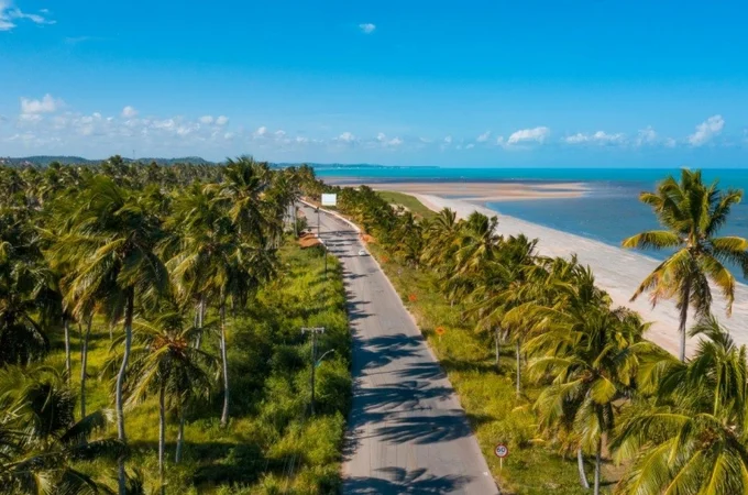 Três pessoas ficam feridas em capotamento na AL-101 Norte; homem é retirado inconsciente das ferragens do veículo